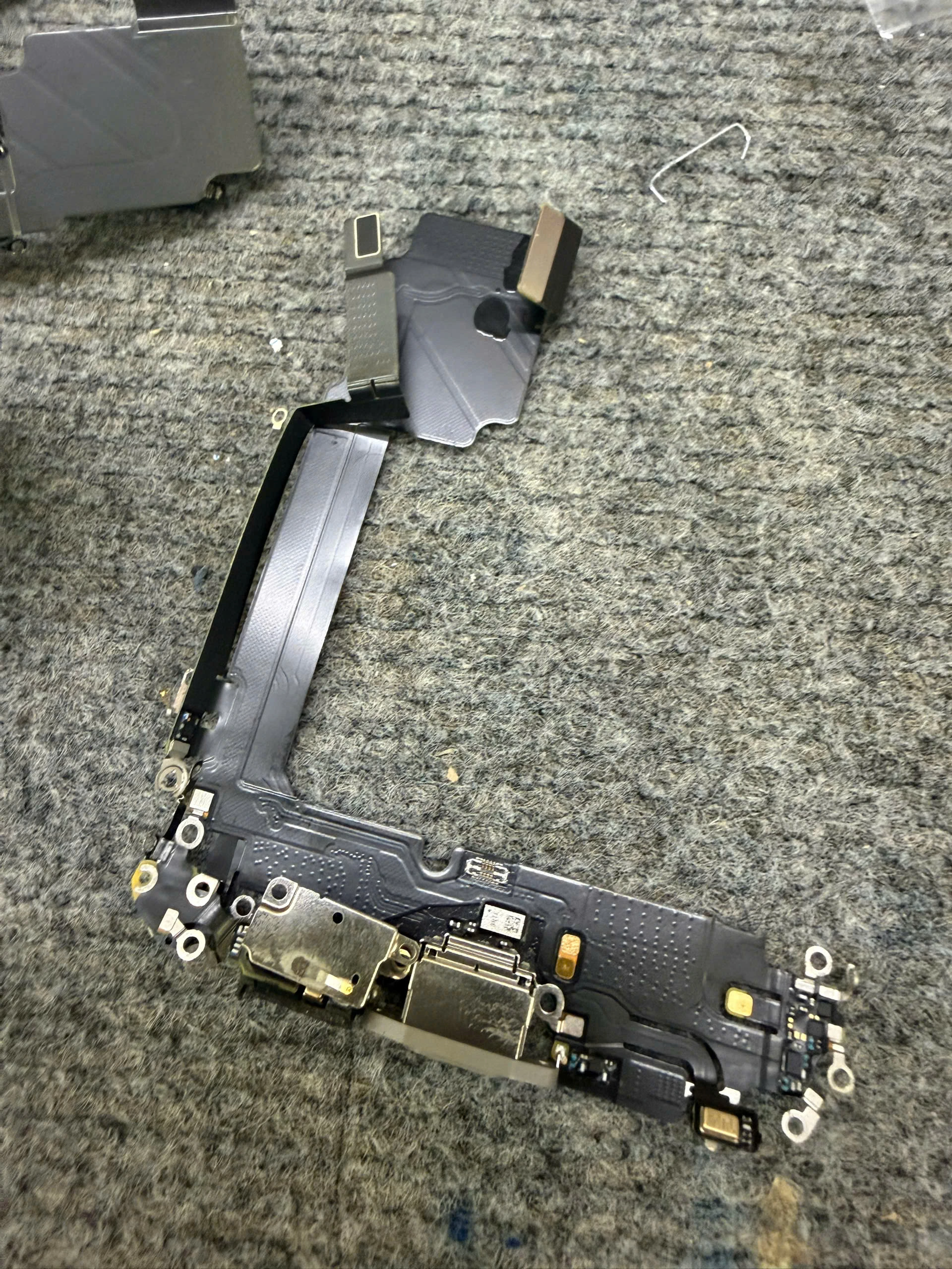 Chân Sạc (Đôi Sạc) iPhone 15 Pro Max (Model A2849, A3105, A3106, A3107, A3108)